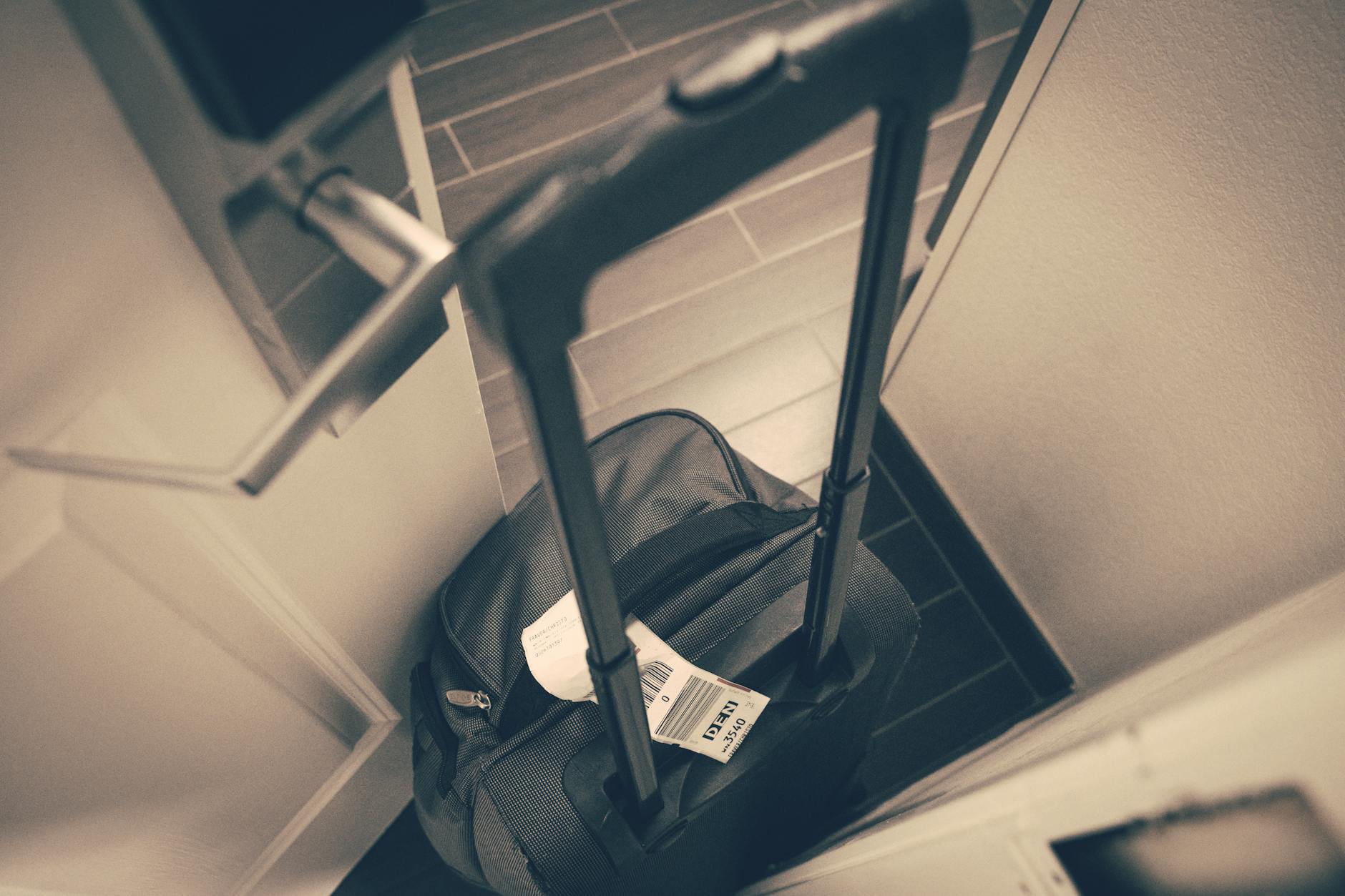 Ukuran koper yang diizinkan masuk kabin pesawat umumnya memiliki dimensi maksimal sekitar 22 inci atau 56 sentimeter